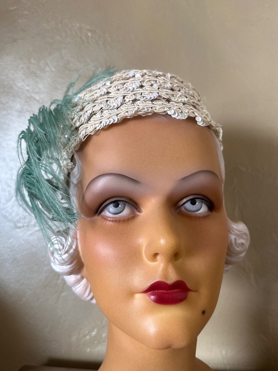 FESTIVE 1950\'s IVORY & SEQUIN LACE COCKTAIL HAT + GREEN OSTRICH FEATHER main image 8